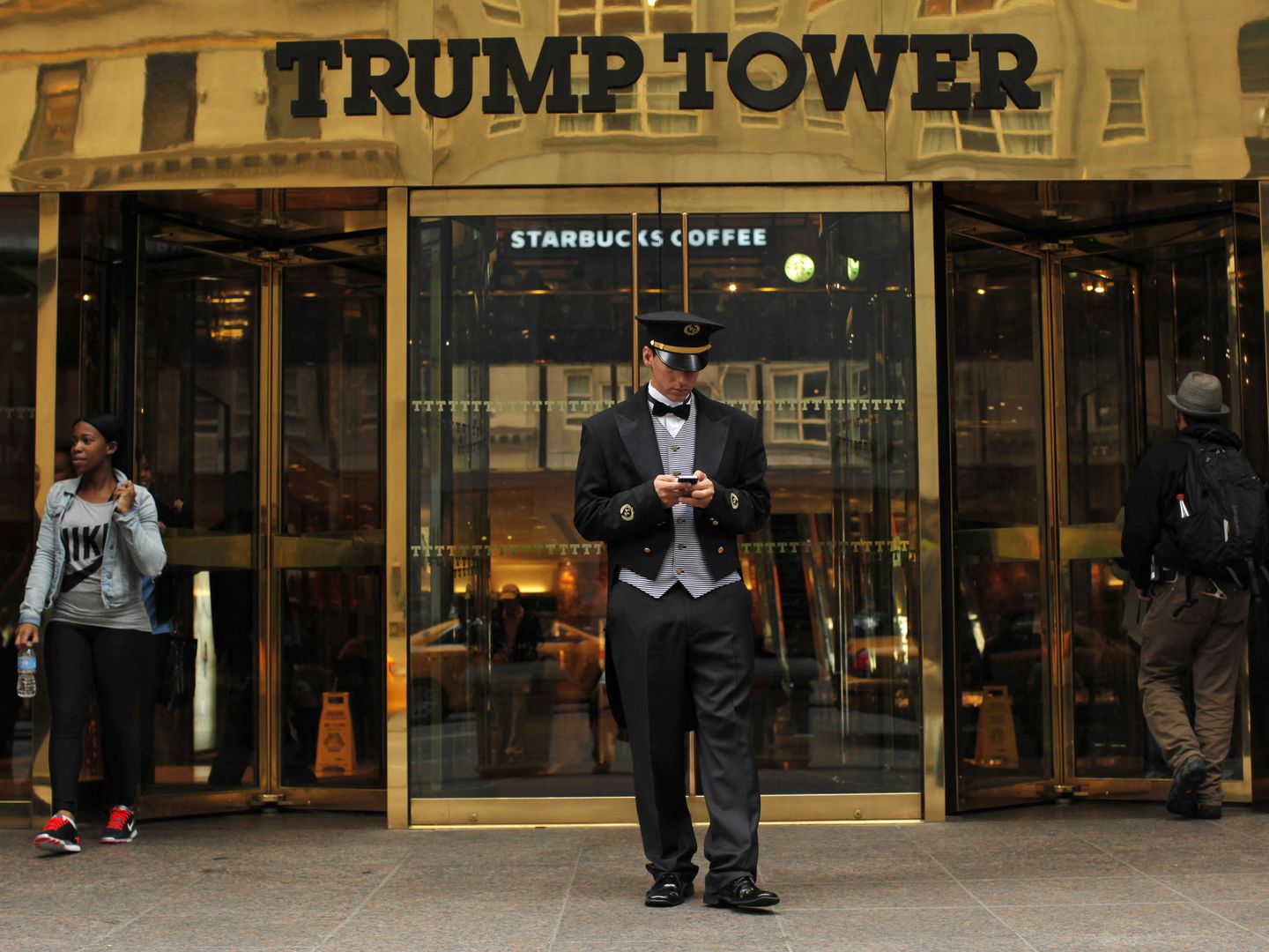 Un portero en la entrada de la Torre Trump de Nueva York, el 24 de octubre de 2012. (Reuters)