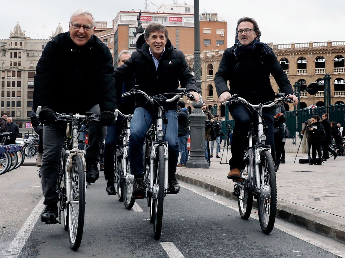 Foto: El entonces alcalde de Valencia, Joan Ribó; el exciclista Pedro Delgado, y el exconcejal de Movilidad Giuseppe Grezi. (EFE/Juan Carlos Cárdenas)