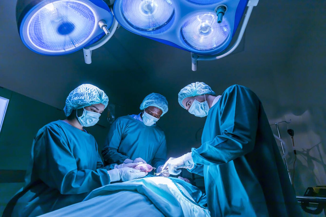Los médicos realizan un trasplante en el quirófano. (iStock)