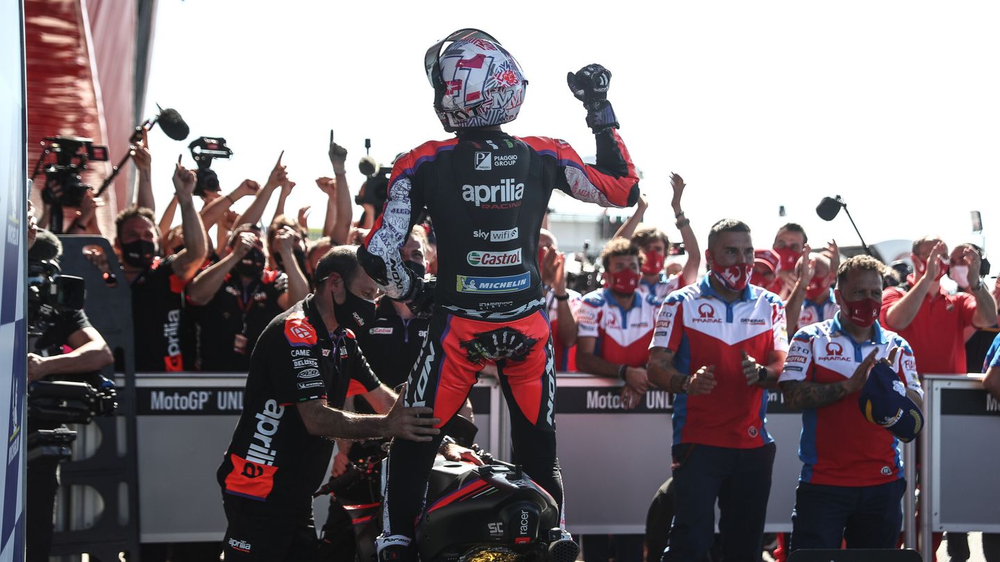 El piloto celebra la victoria. (EFE/Juan Ignacio Roncoroni)