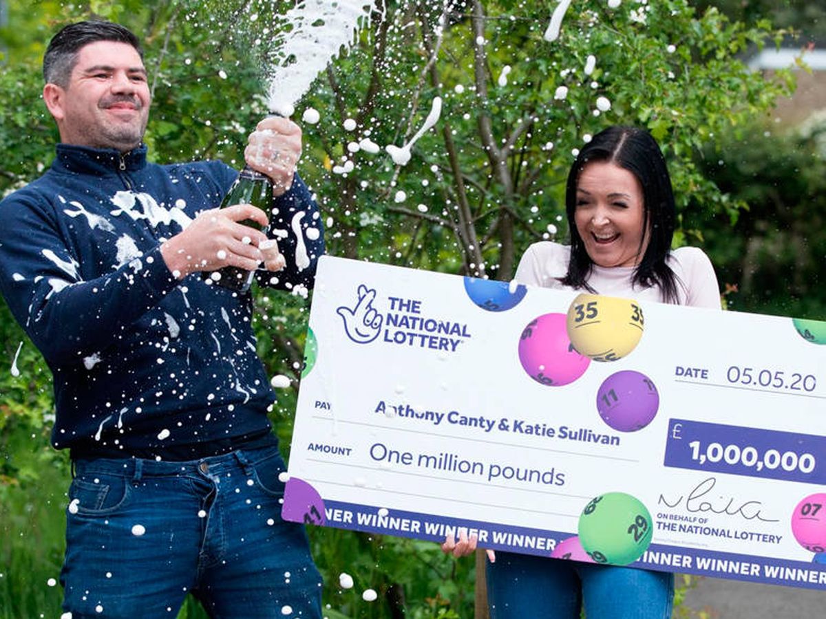 Foto: Anthony Canty y su pareja Katie celebraron su premio de un millón de libras (Foto: National Lottery)
