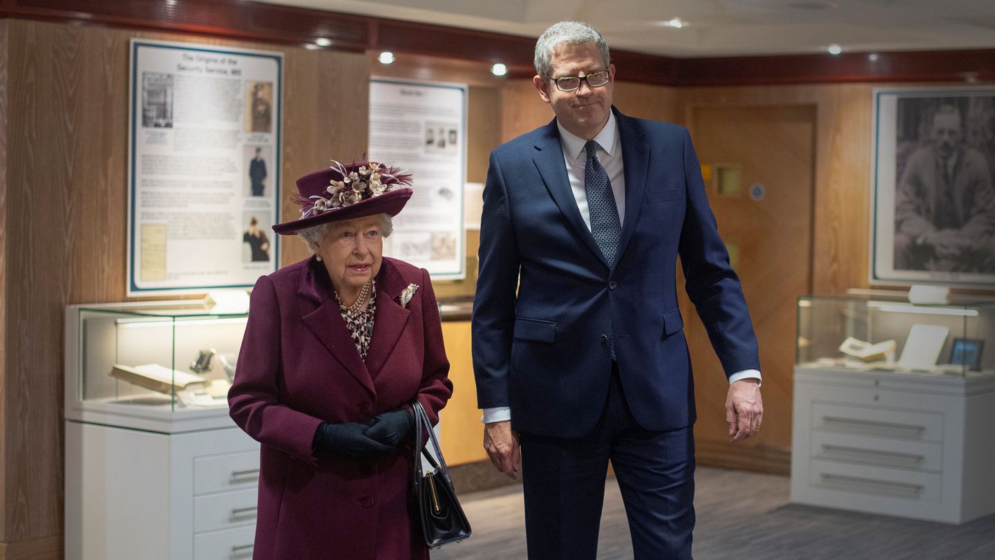 La reina Isabel junto a Andrew Parker, entonces director del MI5. (Reuters)