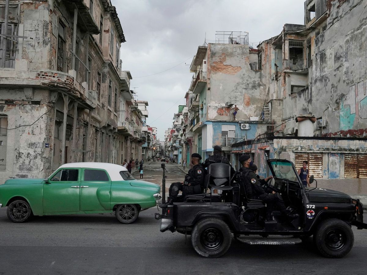 Foto: Un vehículo militar, en las calles de La Habana. (Reuters)