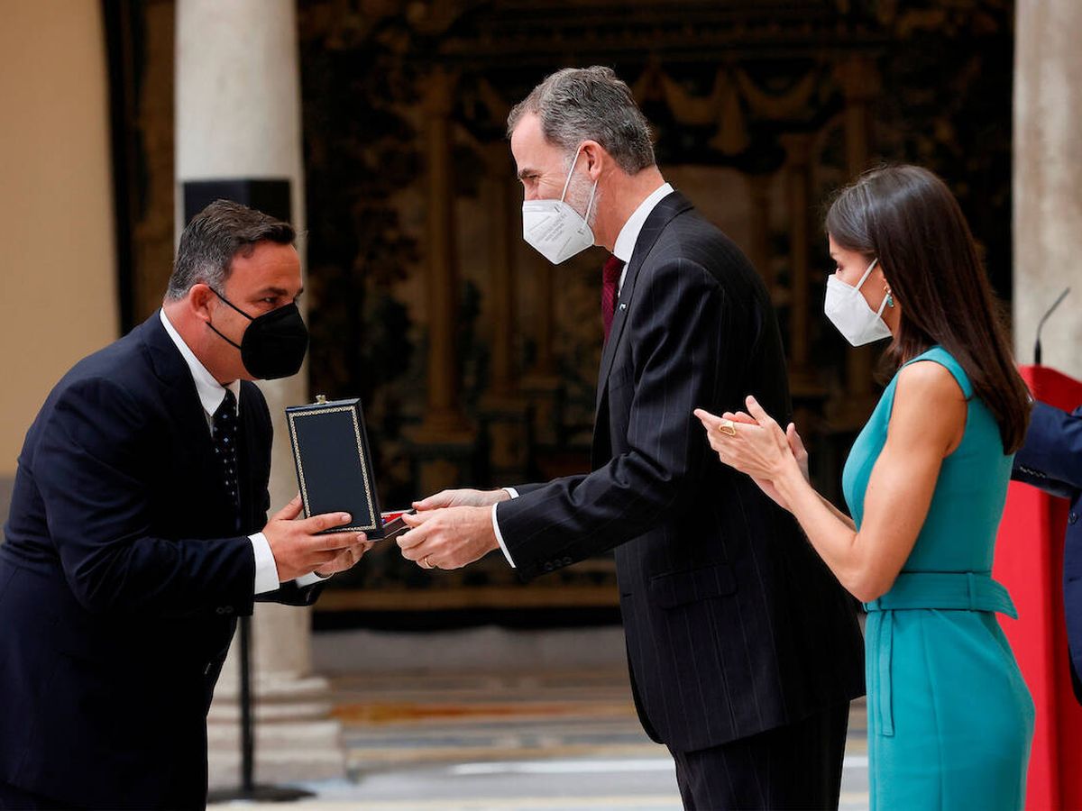 Foto: Los Reyes entregan la medalla a uno de los premiados. (LP)