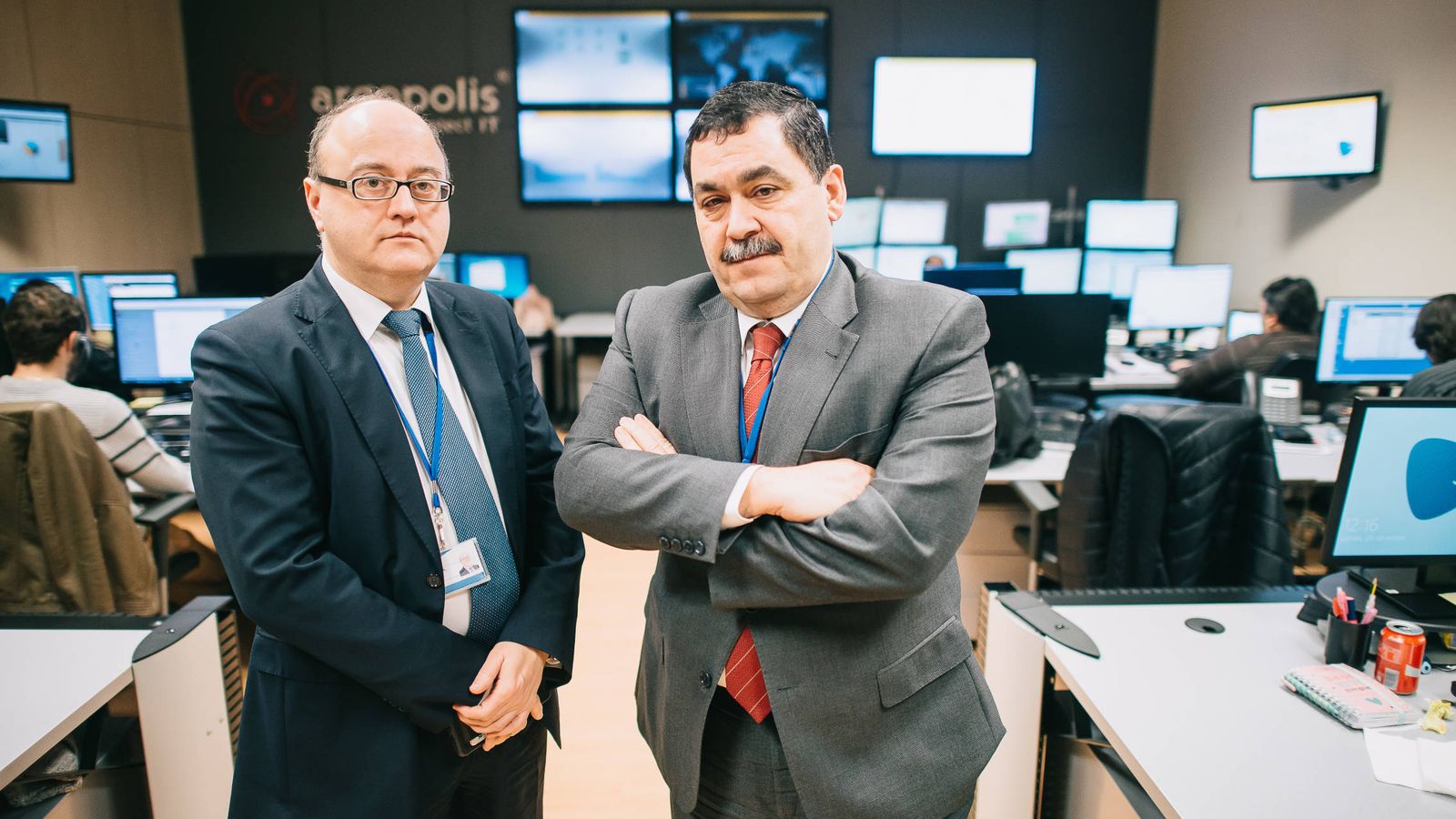 Foto: Miguel Ángel Juan y José Miguel Rosell, en una de las salas de control de S2 Grupo en Valencia. (Kike Taberner)