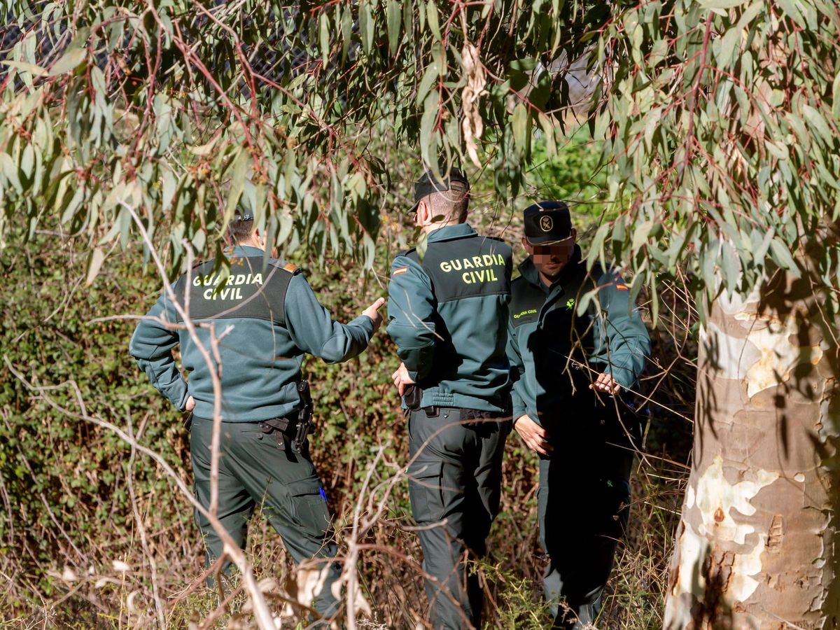 Foto: Agentes de la Guardia Civil realizan labores de búsqueda de Chavero. (EFE)