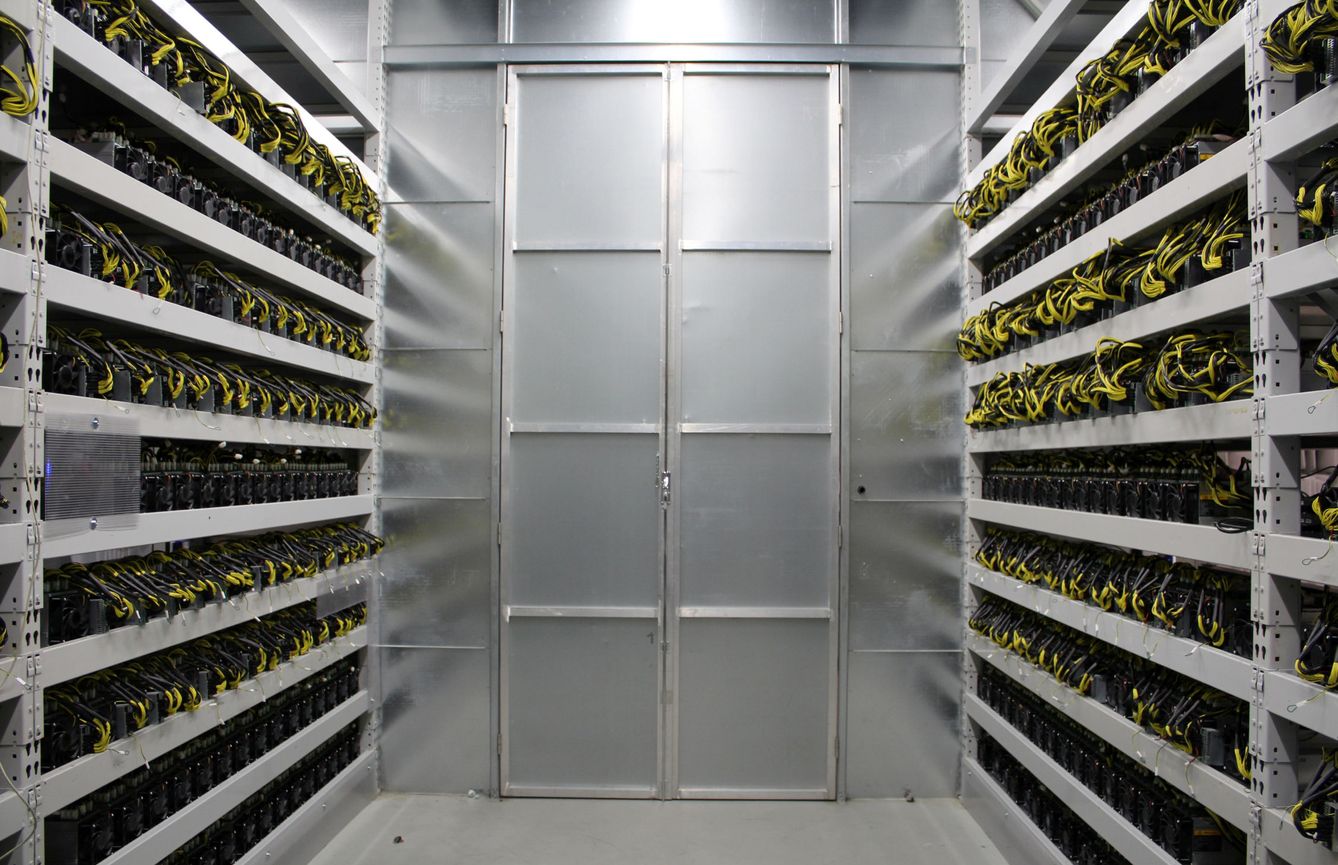 Interior de una 'sala de minado' de Bitcoins  en Islandia. (Reuters/Jemima Kelly)