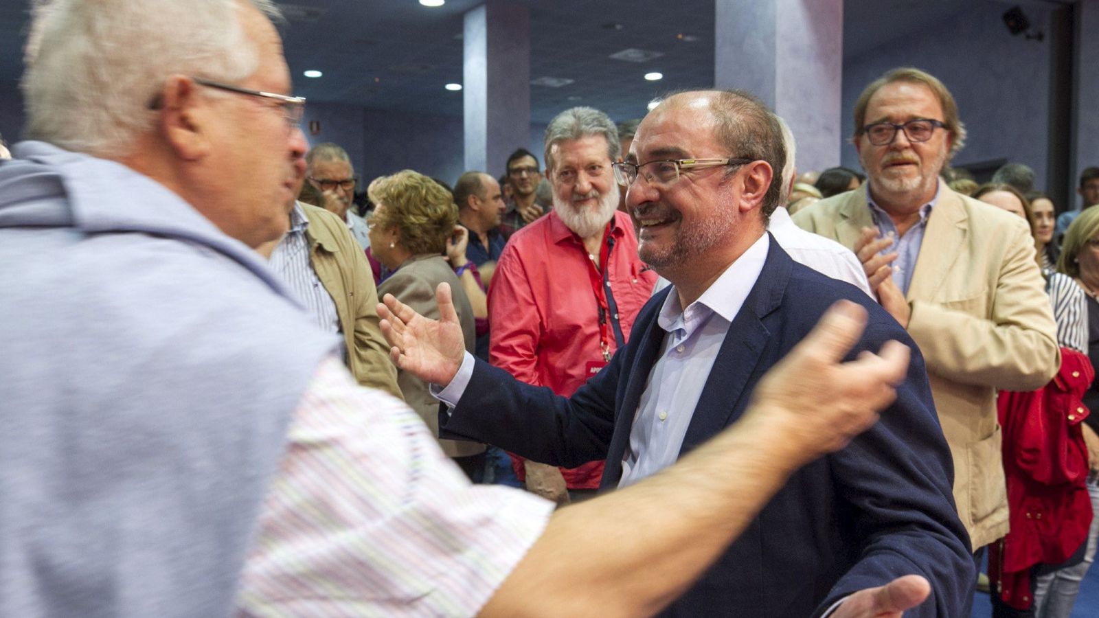 Foto: Javier Lambán, presidente de Aragón, recibe las felicitaciones de sus compañeros tras ser reelegido como secretario regional, este 8 de octubre en Zaragoza. (EFE)