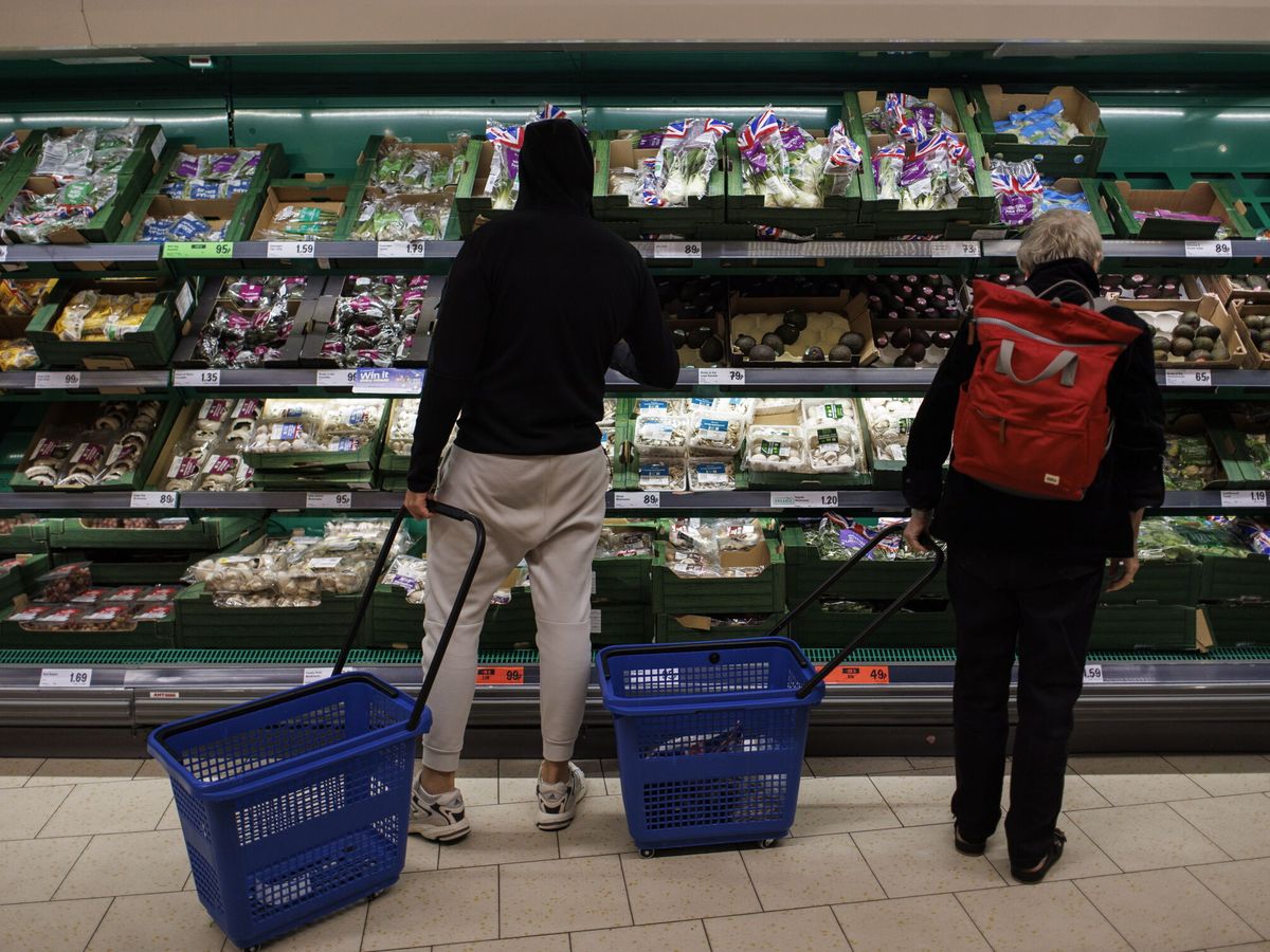 Foto: ¿Abren Mercadona, Carrefour o Lidl?: horario de los supermercados en el festivo del 12 de octubre. (EFE/Tolga Akmen)