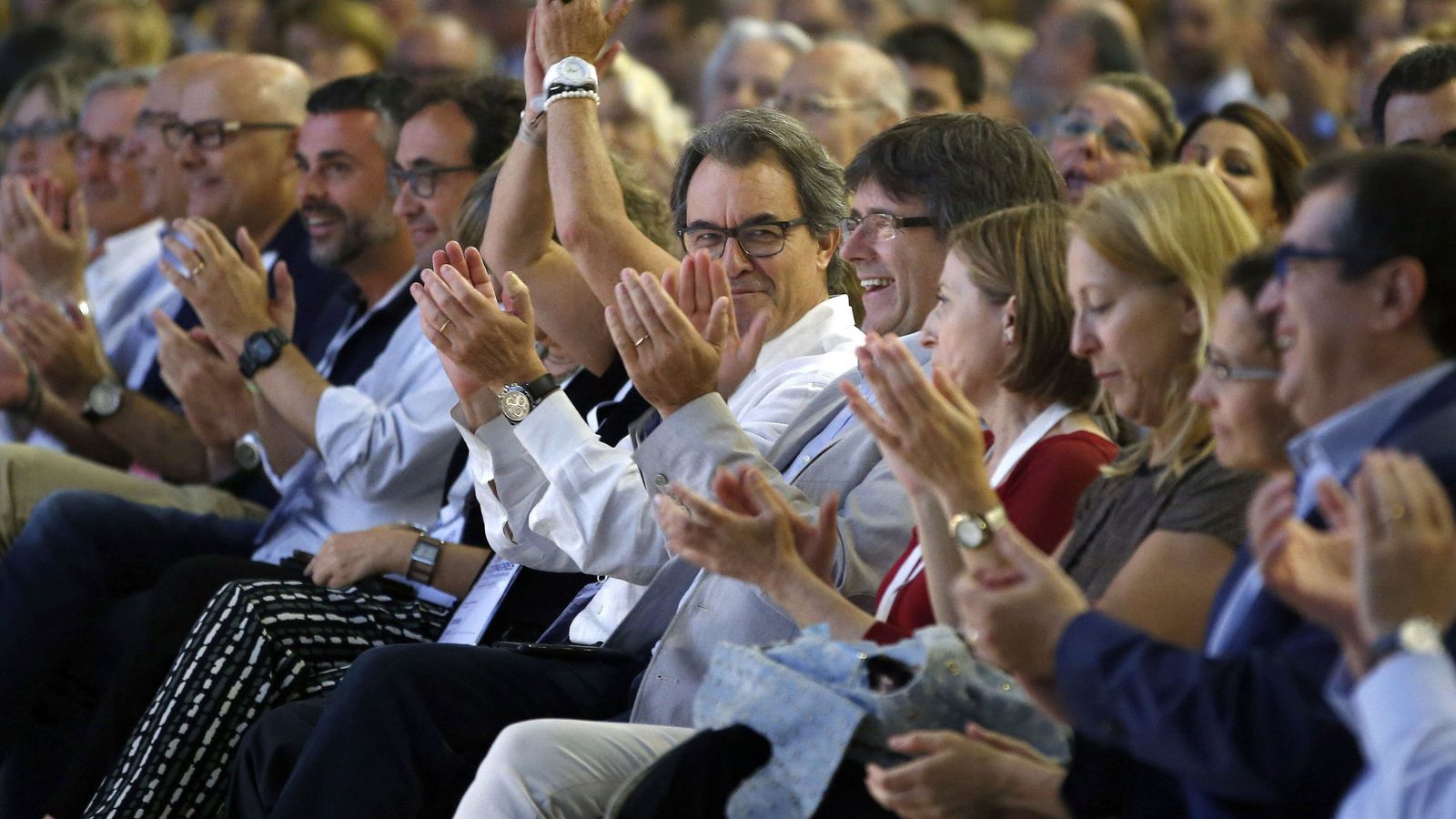 Foto: El presidente de la Generalitat, Carles Puigdemont (5d), junto a Artur Mas (6d) al término del Congreso Fundacional de la nueva Convergencia. (EFE)