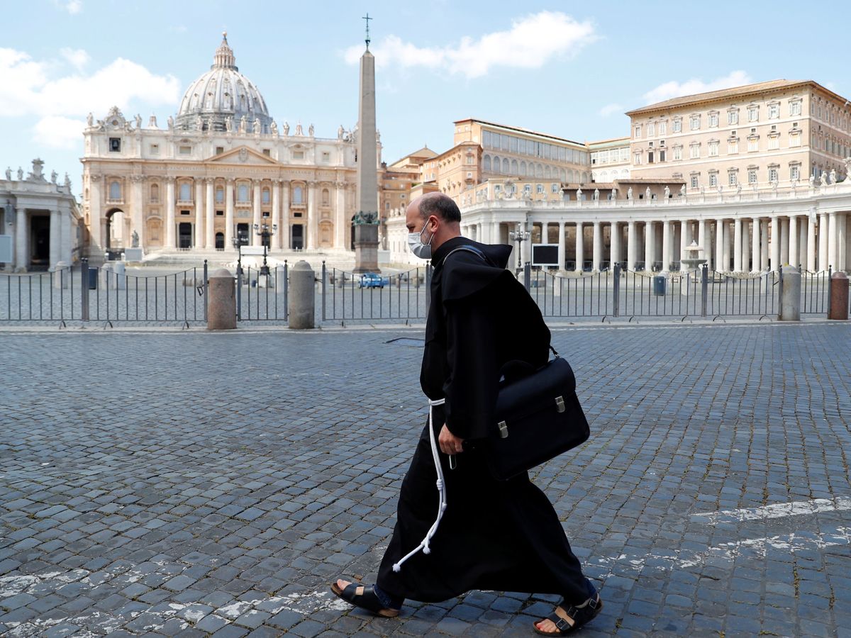 Foto: Un fraile pasa junto a la Plaza de San Pedro en El Vaticano. (Reuters)