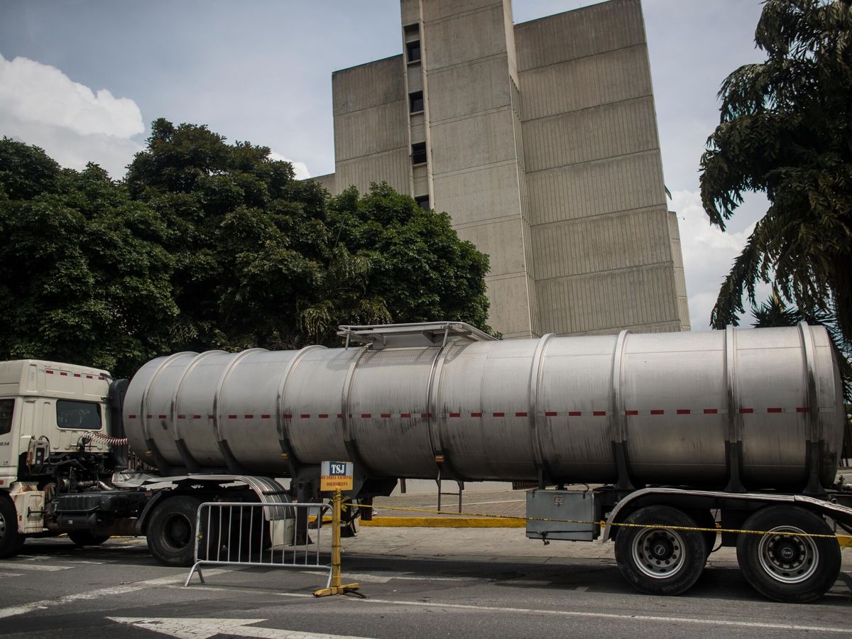 Foto: Vista de un camión cisterna. (EFE/Miguel Gutiérrez)