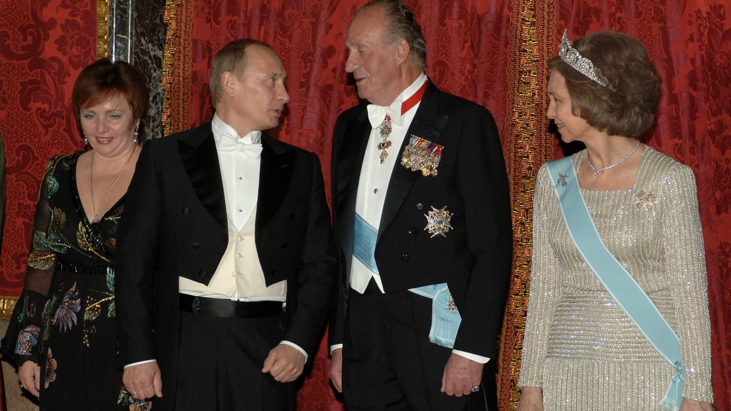Vladimir Putin y su exmujer, junto a los Reyes de España en Madrid en 2006. (Getty/Carlos Álvarez)