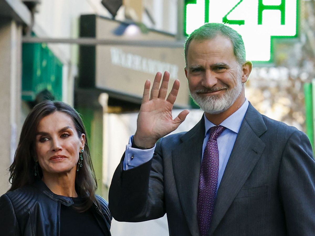 Foto:  Los reyes Felipe y Letizia, a su salida del cumpleaños. (EFE/Javier Lizón)