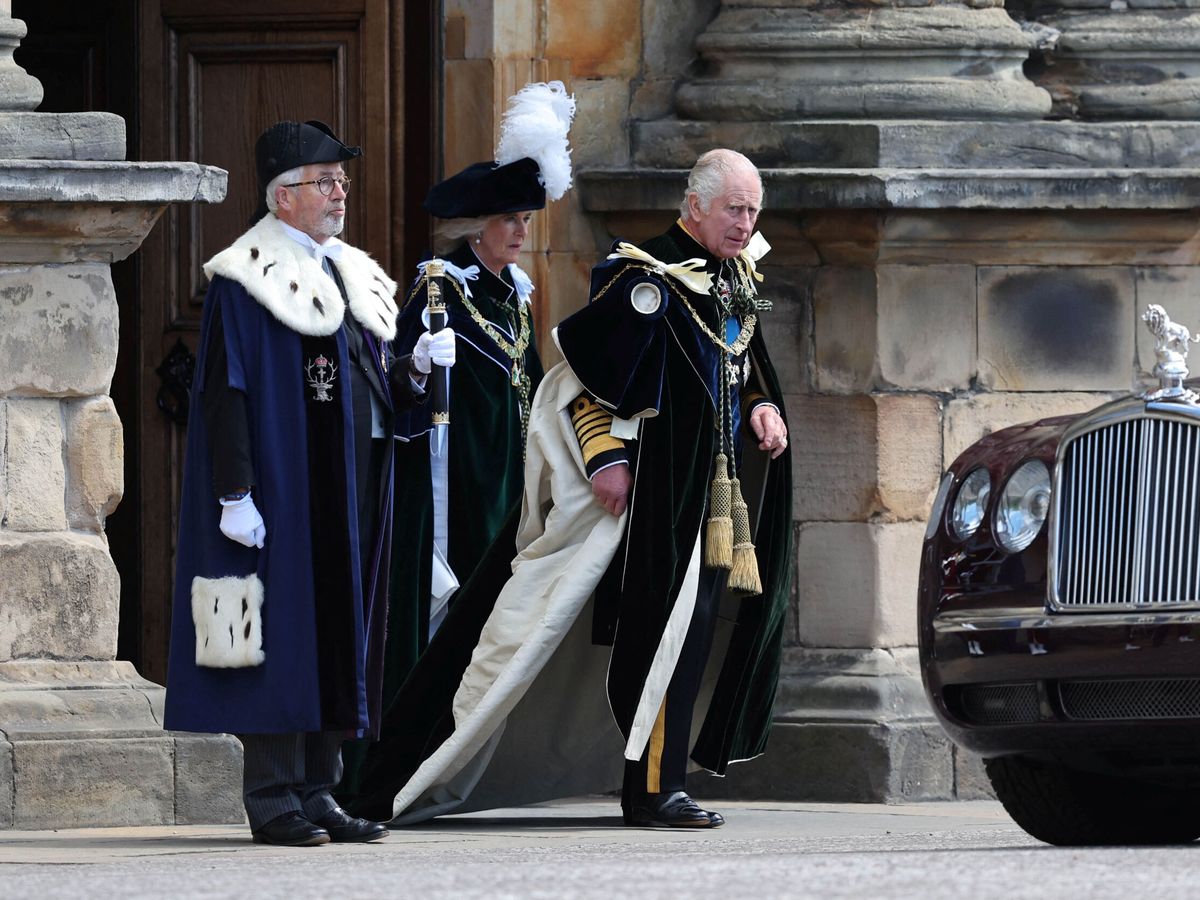 Foto: Los reyes Carlos y Camila, entrando en el coche para su coronación escocesa. (Reuters)