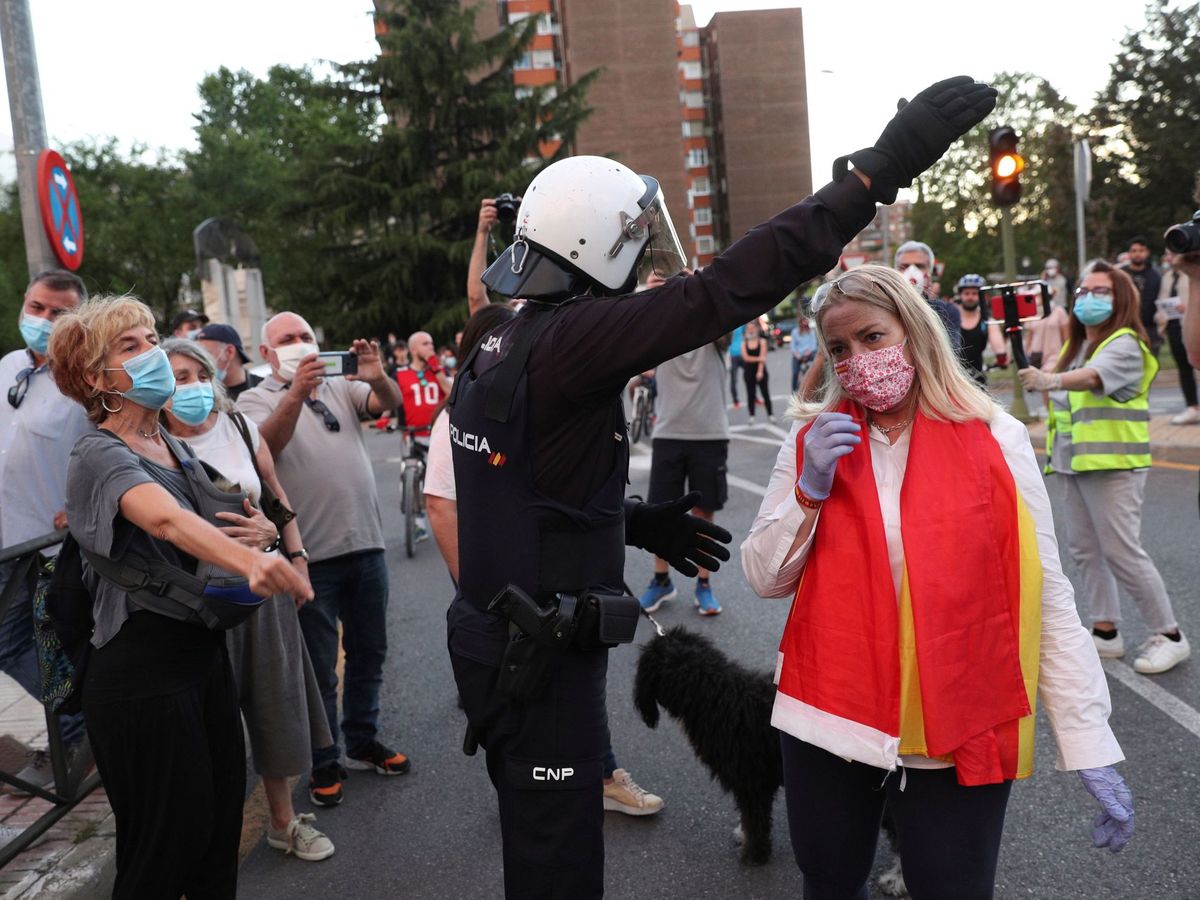 Foto: Un policía trata de evitar aglomeraciones en una cacerolada celebrada el pasado 19 de mayo en Madrid. (EFE)