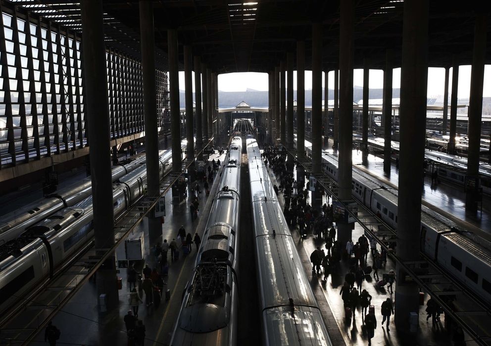 Foto: Evacuación de pasajeros en la estación de Atocha, ayer viernes. (Reuters)