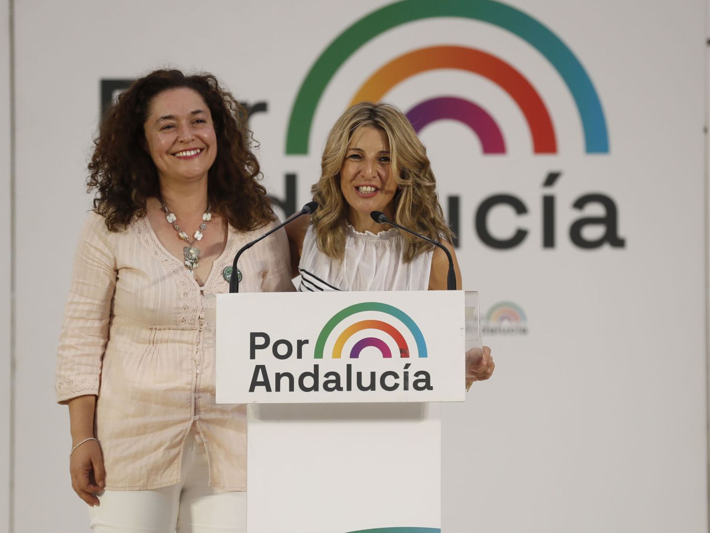Inma Nieto y Yolanda Díaz en el mitin de Dos Hermanas. (EFE/José Manuel Vidal)