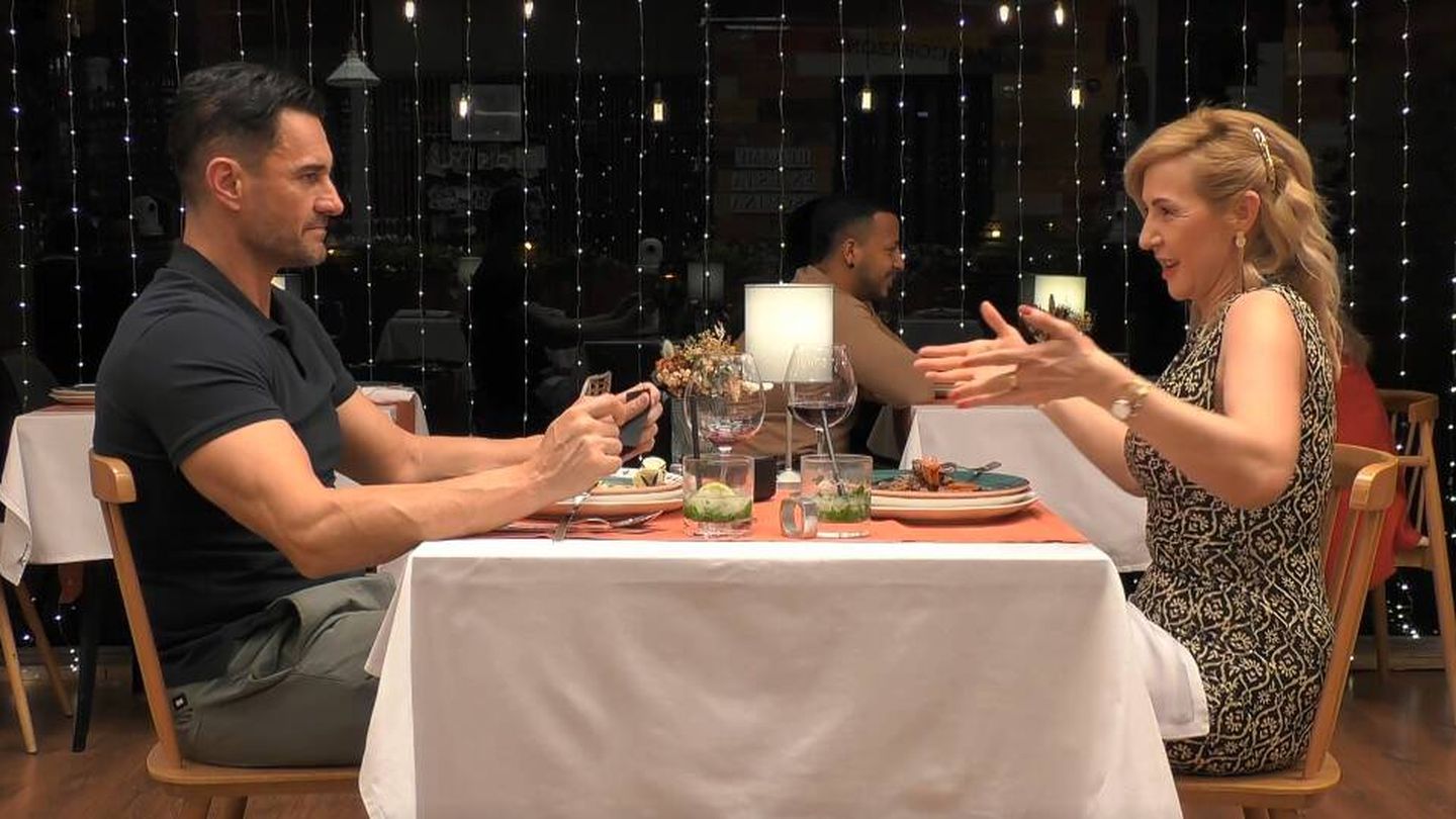 Alberto y Rosa cenan en 'First Dates'. (Mediaset)