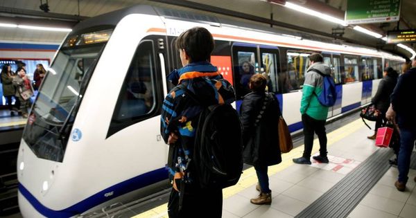 Foto: Viajeros en el anden de una línea de metro de Madrid. (EFE)