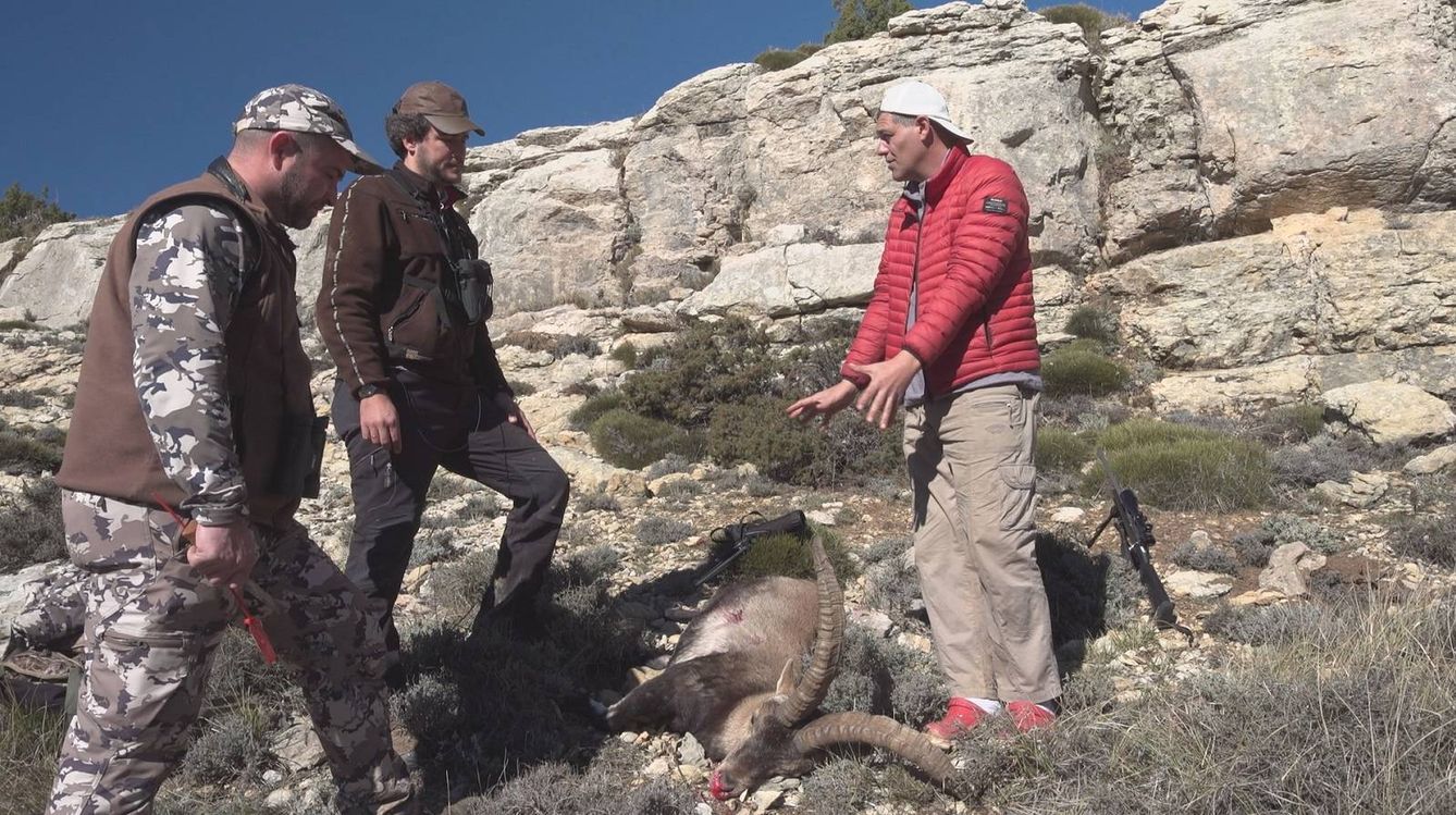 Frank Cuesta con los cazadores en 'Wild Frank'. (DMax)
