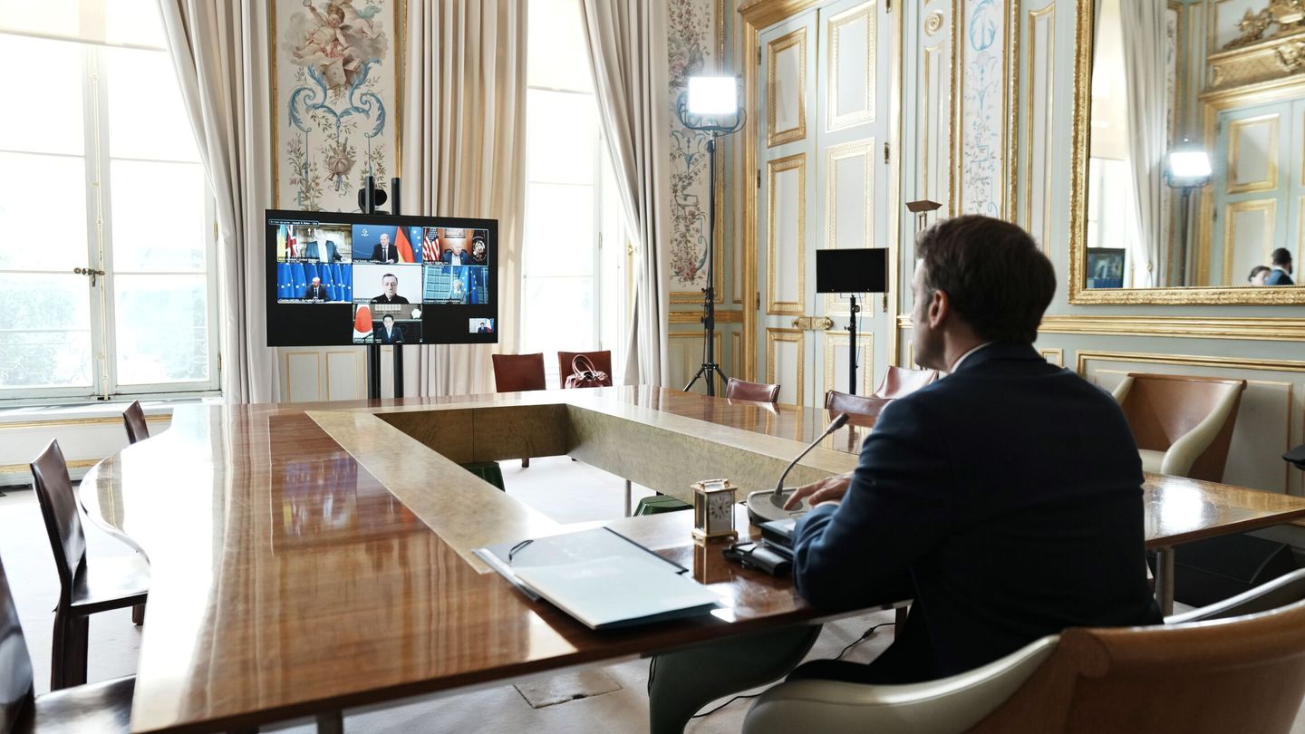 Emmanuel Macron en una reunión con los líderes del G7 sobre la invasión a Ucrania por parte de Rusia. (EFE/ EPA/ Thibault Camus)