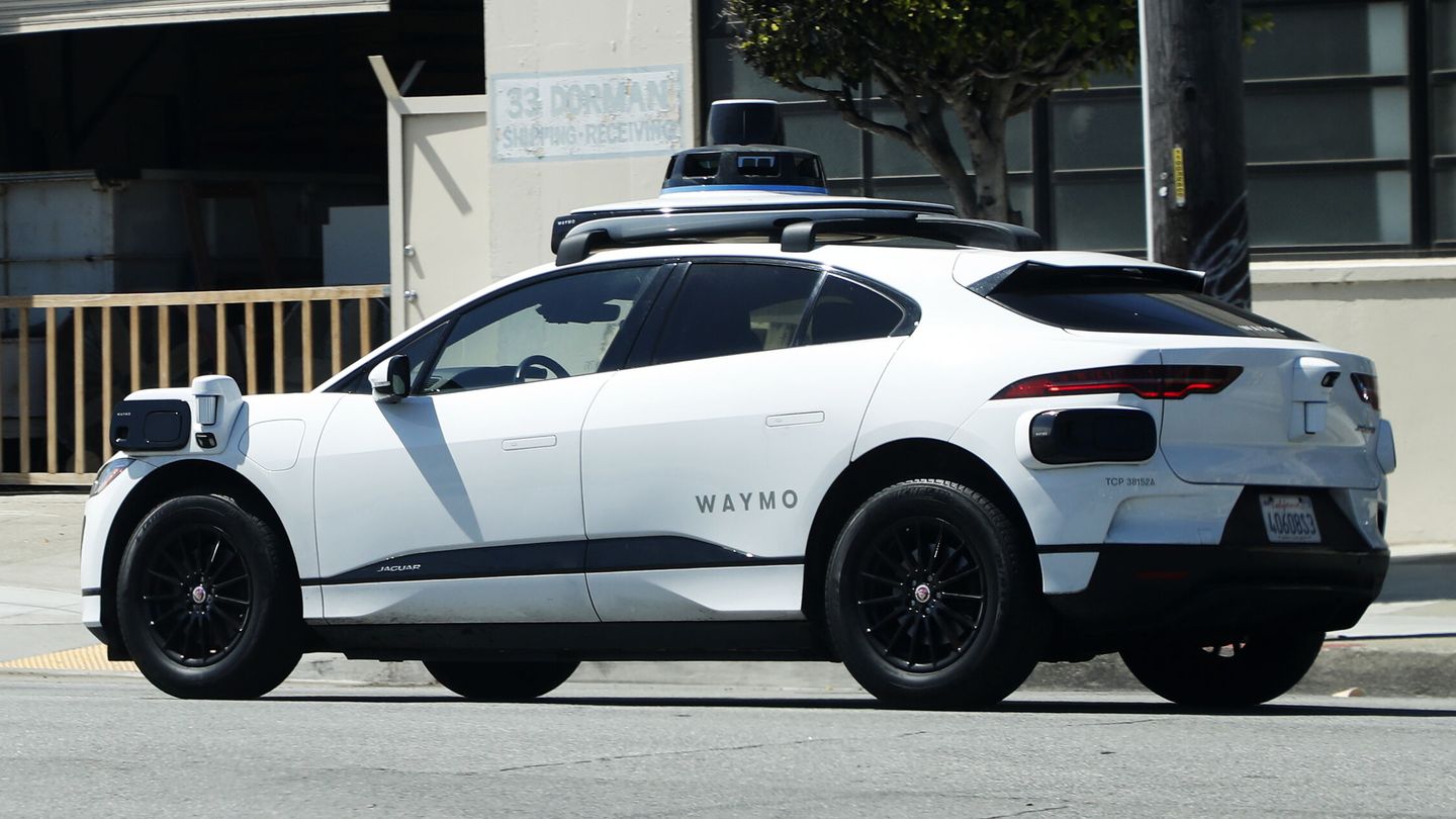 Uno de los coches autónomos de Google, de su subsidiaria Waymo. (Reuters)