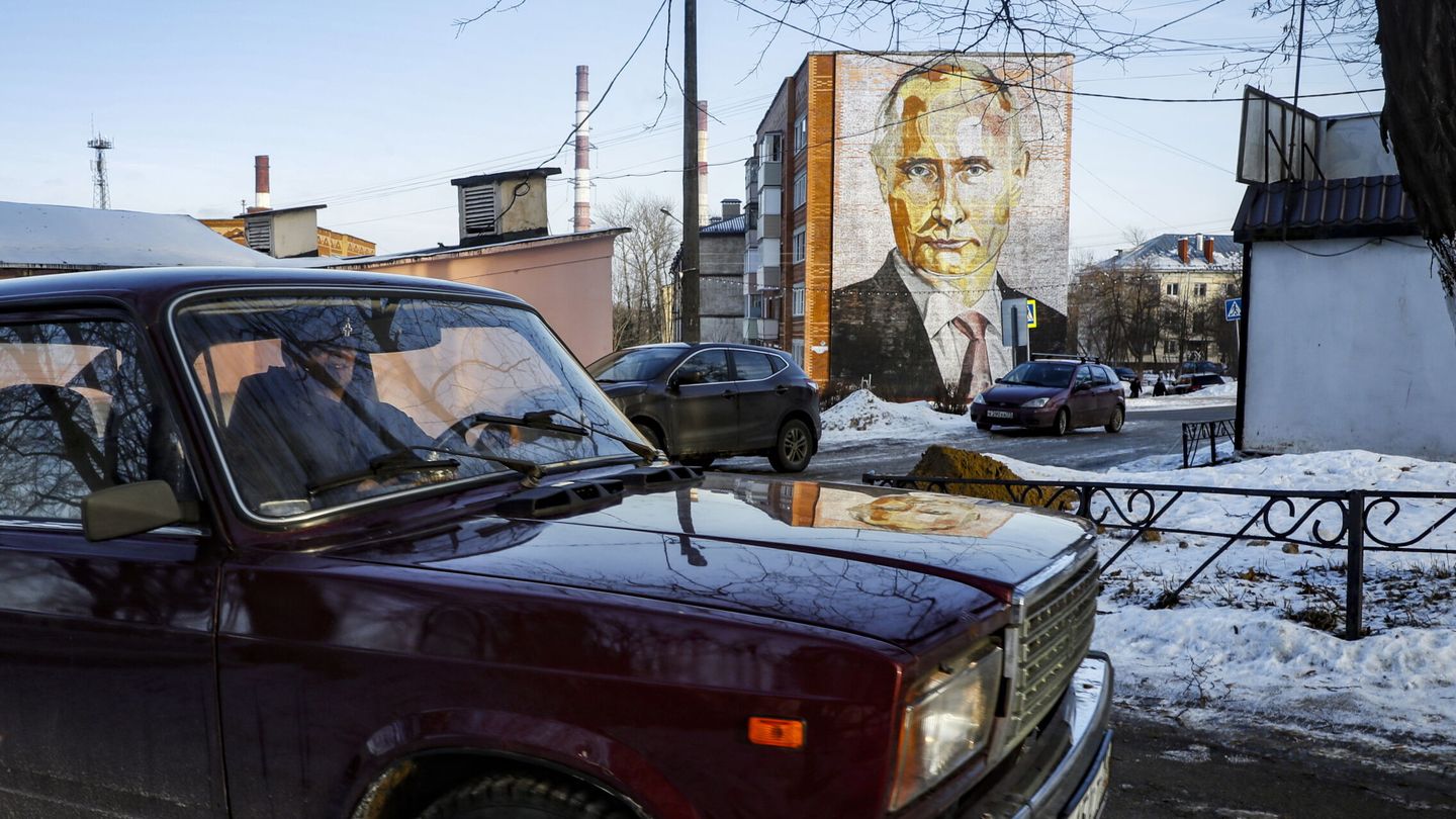 Un hombre frente a un mural de Vladímir Putin en Moscú. (Yuri Kochetkov/EFE)