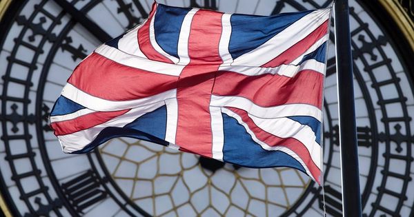 Foto: Bandera de Reino Unido sobre la esfera del Big Ben (EFE)