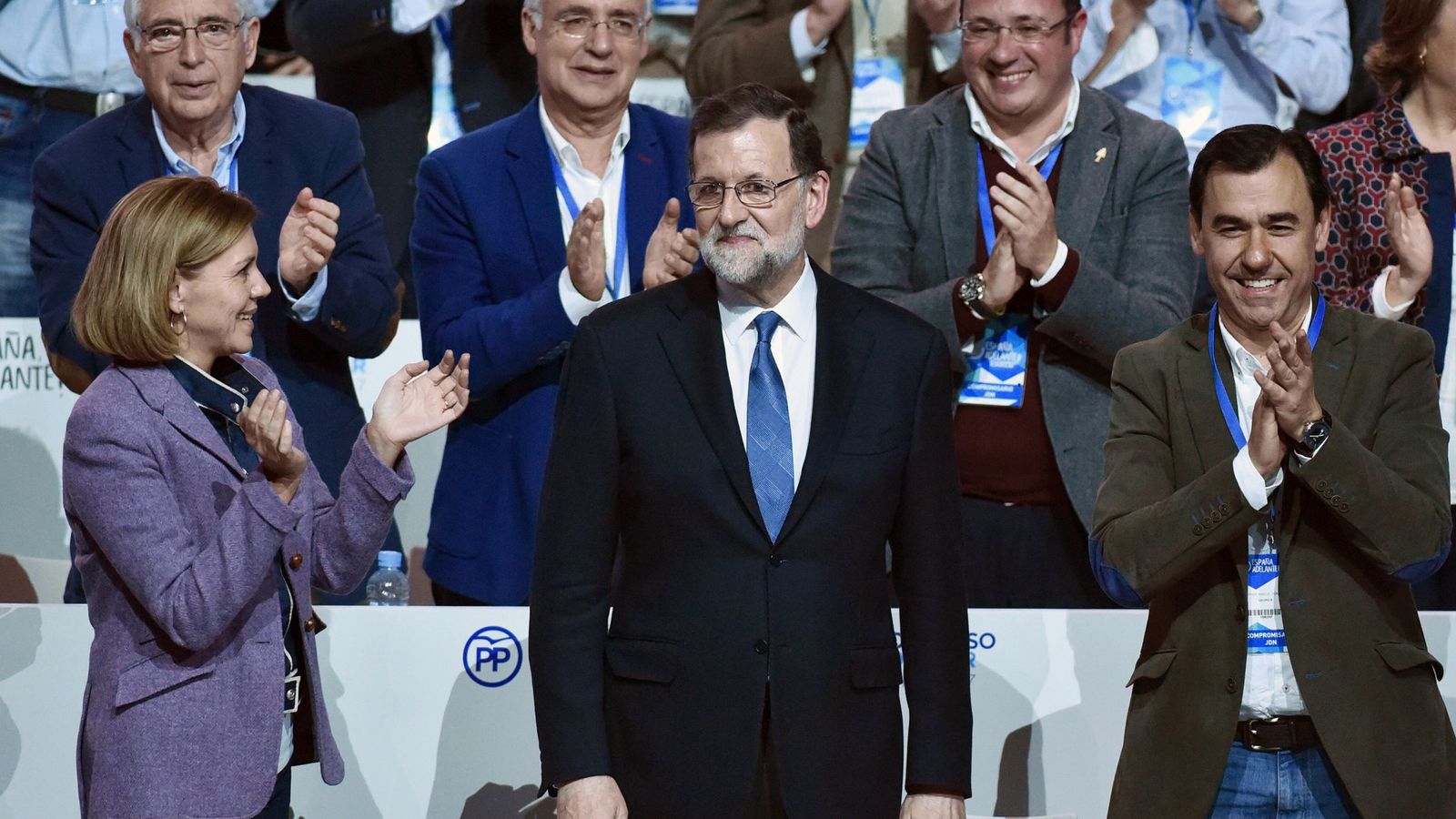 Foto: El presidente del Gobierno y del PP, Mariano Rajoy (c), entre la secretaria general, María Dolores de Cospedal (i), y el coordinador general, Fernando Martínez-Maillo (d). (EFE)