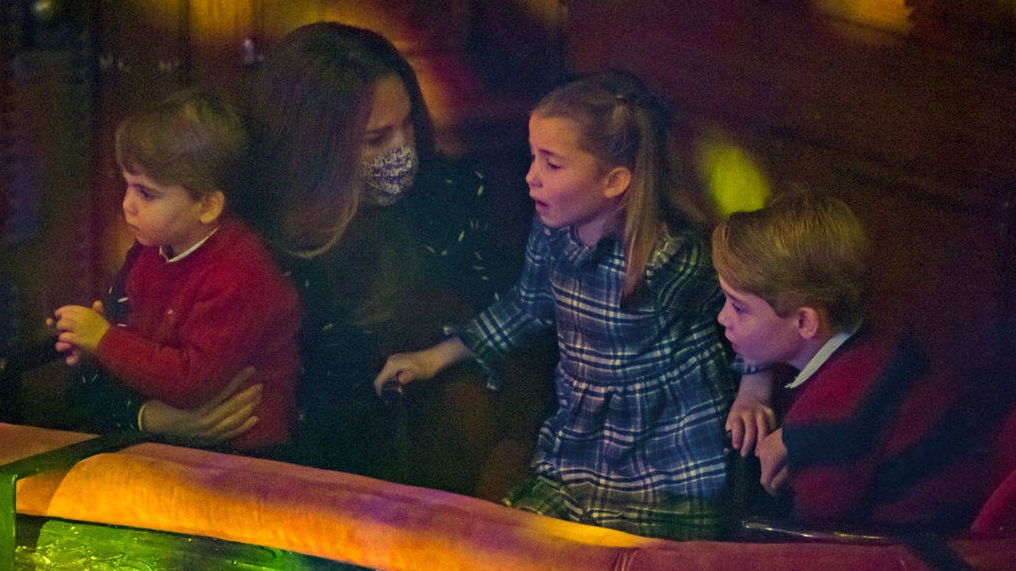 Kate Middleton junto a sus hijos en el palco del teatro. (Getty)