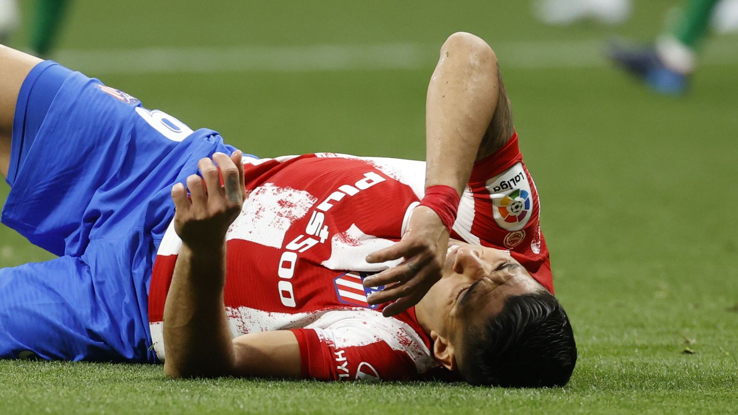 Luis Suárez se duele en el suelo. (EFE/Juanjo Martín)