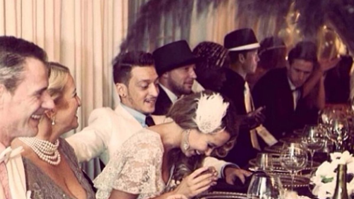 La inoportuna fiesta de cumpleaños de la novia de Özil, Mandy Capristo