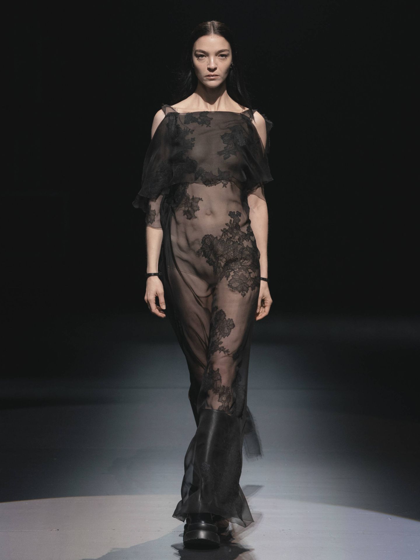 Botas negras y vestido con transparencias de Valentino. (Imaxtree)