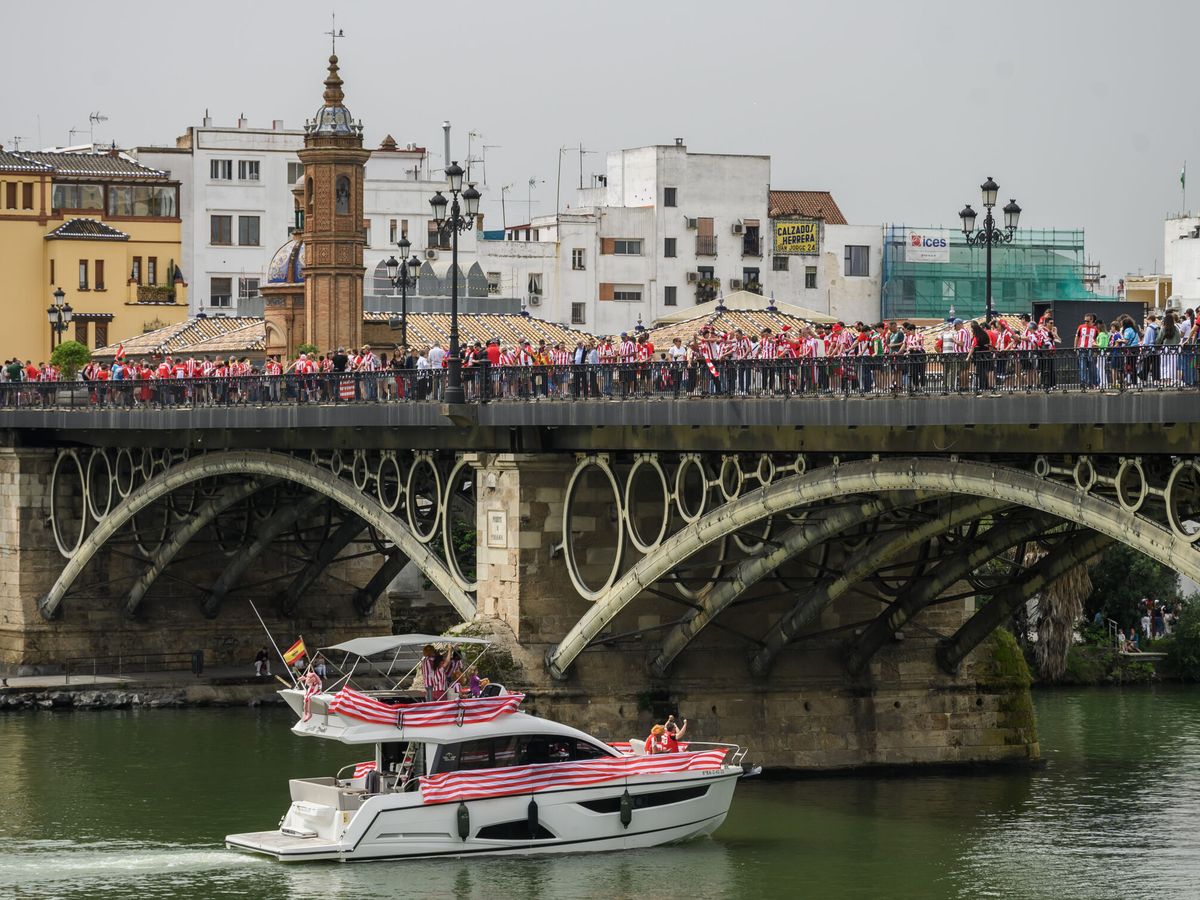 Foto: El puente de Triana abarrotado de aficionados del Athletic horas antes de la final de la Copa del Rey. (EFE / Raúl Caro)