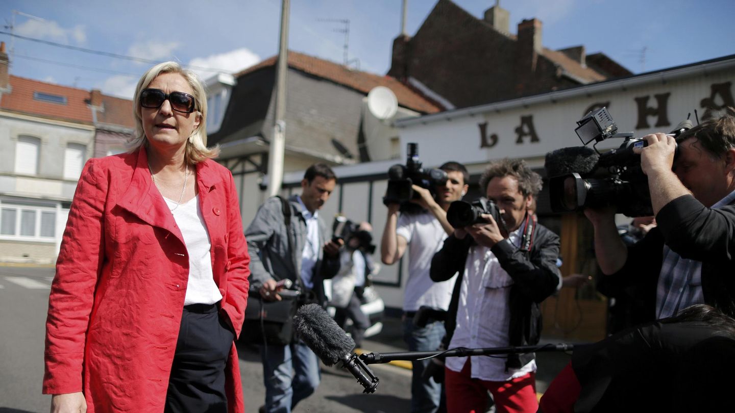 Marine Le Pen rodeada de periodistas tras votar en las elecciones europeas (Reuters).
