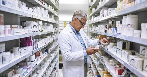 Foto: Un médico, en una farmacia. (iStock)