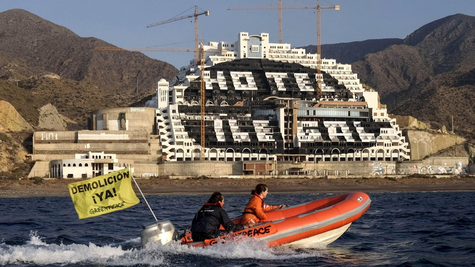 Foto: Greenpeace pinta de negro el hotel El Algarrobico. (EFE)