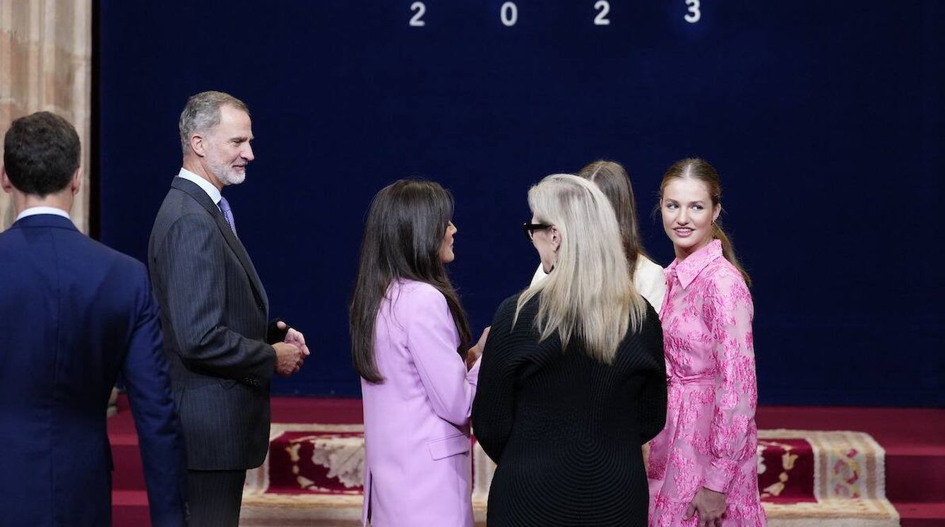  Los Reyes de España y sus hijas departen con Meryl Streep en Oviedo. (LP)