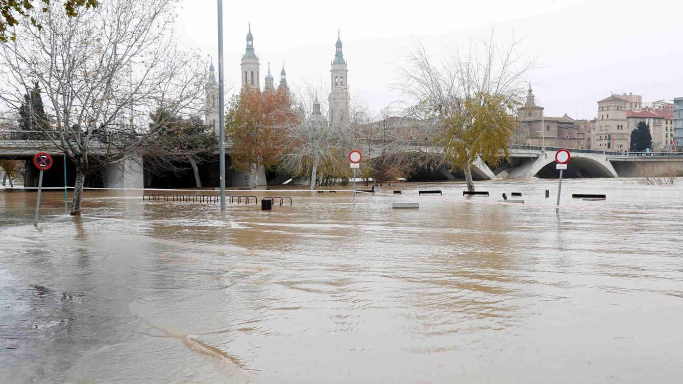 Personas grabando desde el techo del coche: así son las terribles imágenes de las inundaciones en Zaragoza