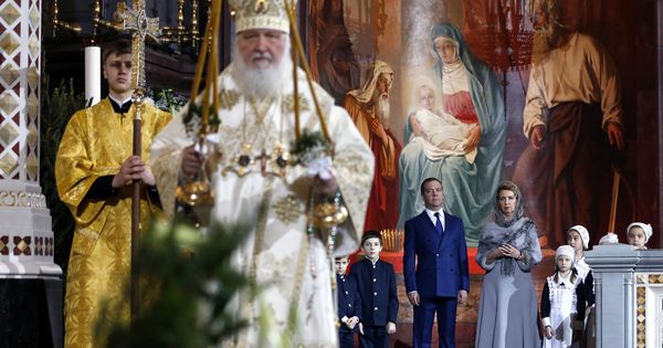 Foto: El patriarca Kirill, con el primer ministro ruso Medvedev y su familia, de fondo