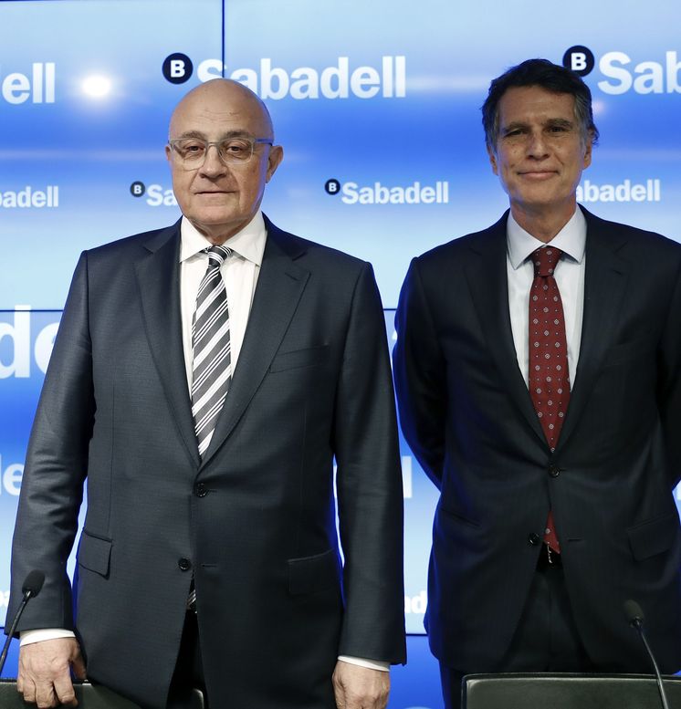 Foto: El presidente del Banco de Sabadell, Josep Oliu (i), y el consejero delegado, Jaume Guardiola. (EFE)