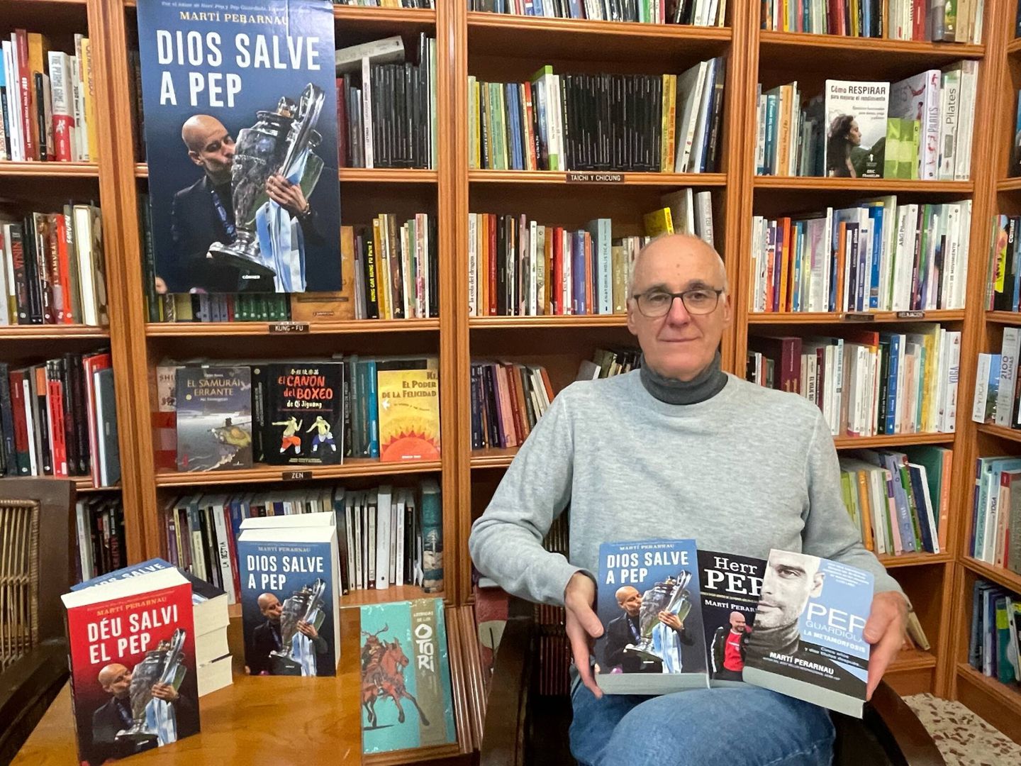 Martí Perarnau con sus tres libros sobre Pep Guardiola. (Foto KM)