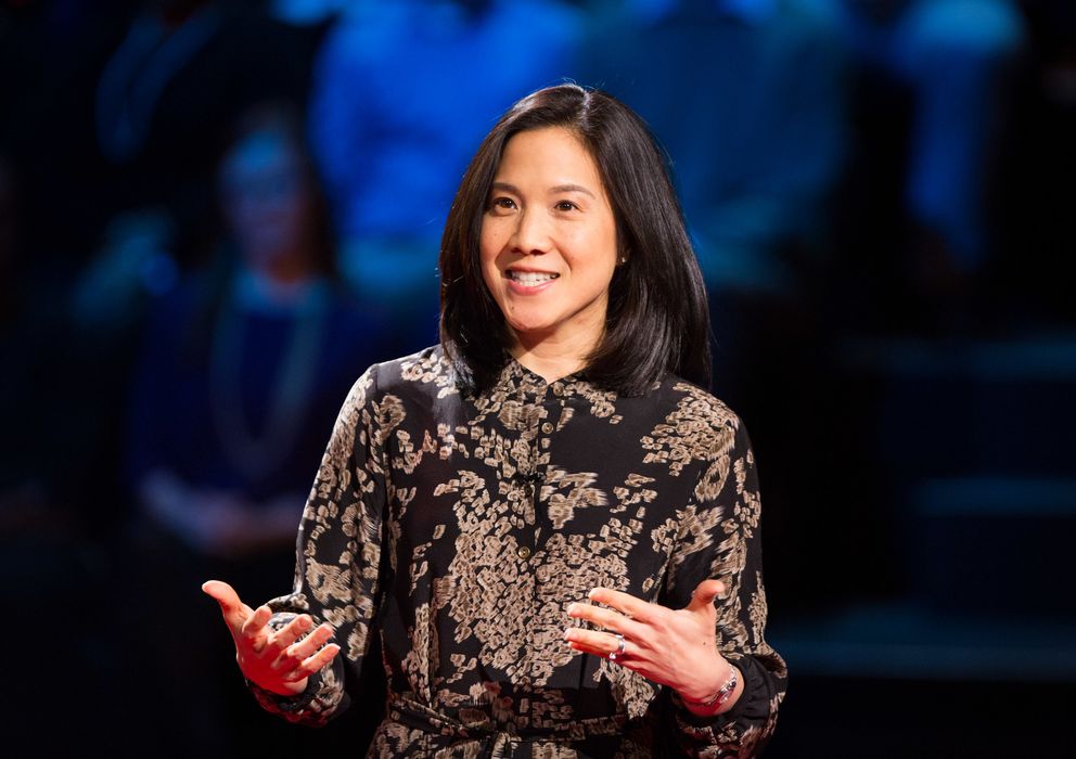Foto: Angela Lee Duckworth, psicóloga y profesora, durante su charla en el Ted. (Ted)