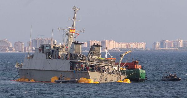 Foto: Personal de La Armada durante las labores de reflotamiento y remolque del cazaminas Turia. (EFE)