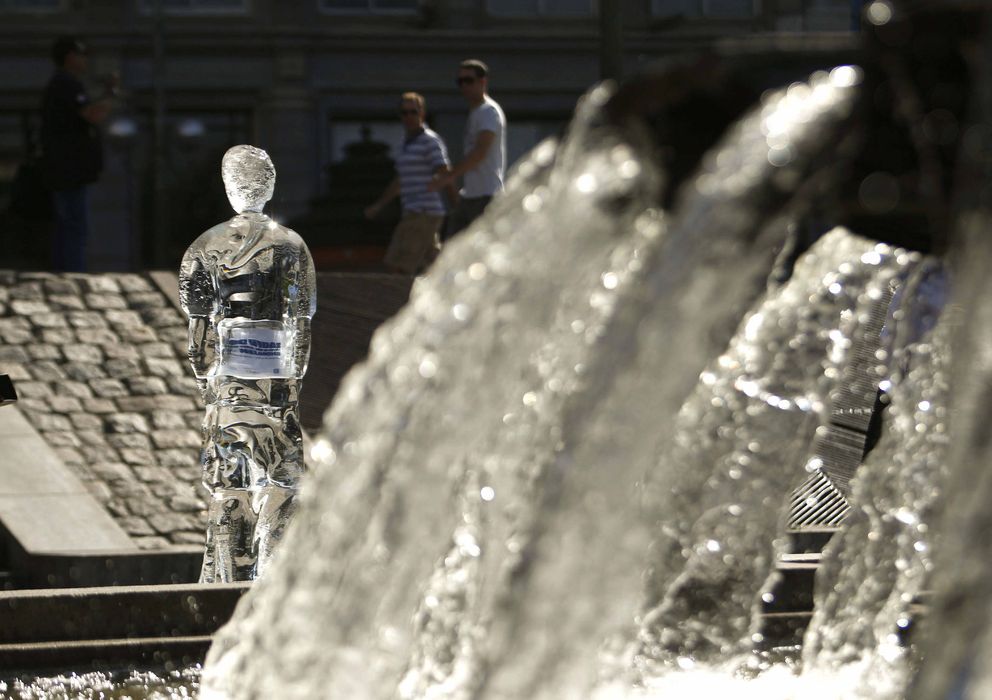 Foto: Estatuas de hielo recuerdan el daño solar en la piel. (EFE)