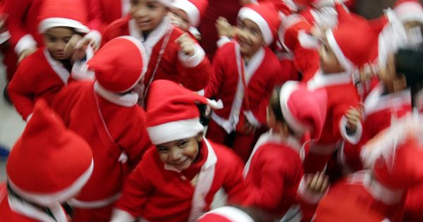 Foto: Niños disfrazados de Papá Noel en una escuela católica de Amritsar, India. (EFE)