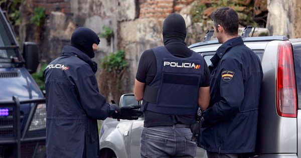 Foto: Operación de la Policía en A Coruña. (EFE)