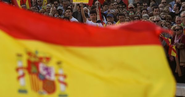Foto: Una bandera española en una manifiestación en la plaza Colón de Madrid. (EFE)