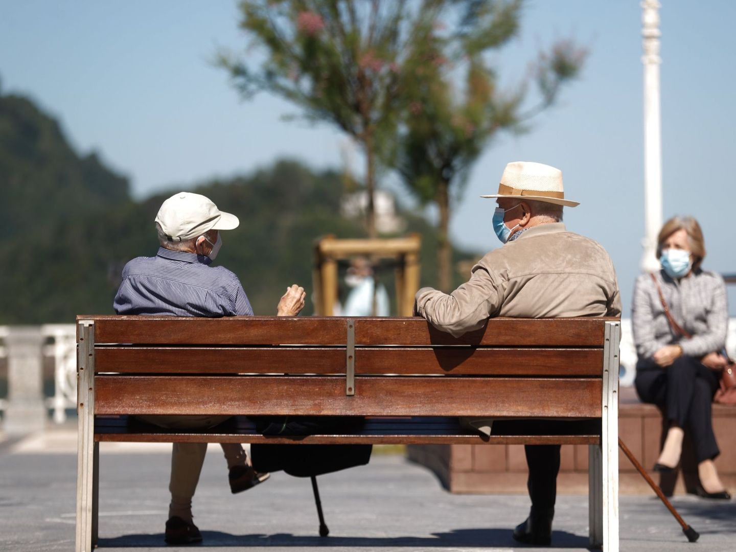 Unos ancianos conversan en el paseo de la Concha de San Sebastián. (EFE)